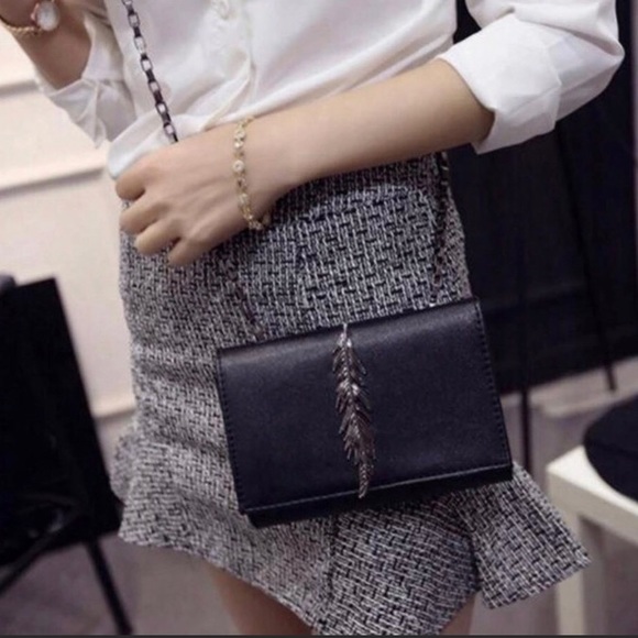 🎉HP🎉 🆕 PHOENIX Metal Chain Crossbody Bag - Picture 2 of 6